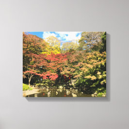 Farbige Ahornbäume nach Teich Leinwanddruck