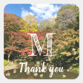 Farbige Ahornbäume nach Teich Quadratischer Aufkleber