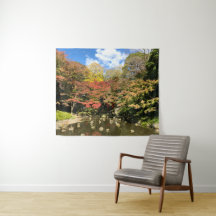 Farbige Ahornbäume nach Teich