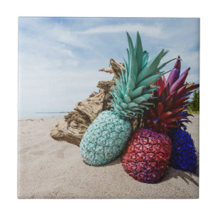 Farbige Ananas am Sandstrand Fliese