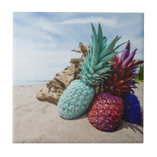 Farbige Ananas am Sandstrand Fliese