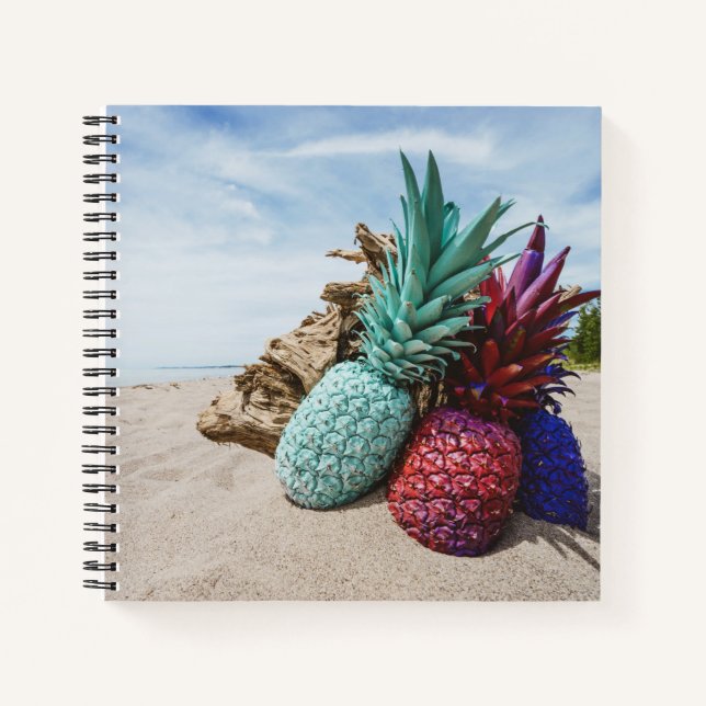 Farbige Ananas am Sandstrand Notizbuch (Vorderseite)
