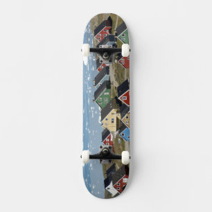 Farbige Architektur der Stadt, Narsaq, Skateboard