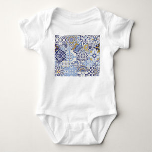 Farbige Azulejos-Fliesen: handgezeichnetes Muster. Baby Strampler