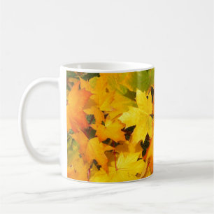 Farbige Blätter des Herbstes Kaffeetasse