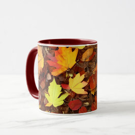 Farbige Blätter des Herbstes Tasse