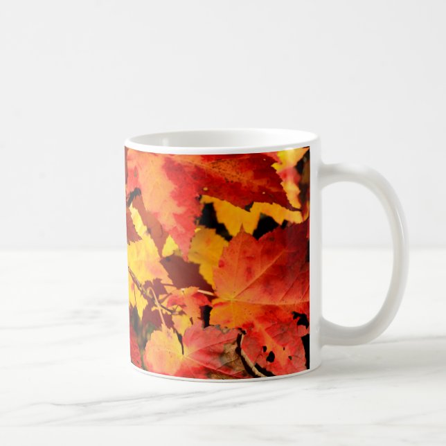 Farbige Blätter im Herbst, goldfarbenes orangefarb Kaffeetasse (Rechts)
