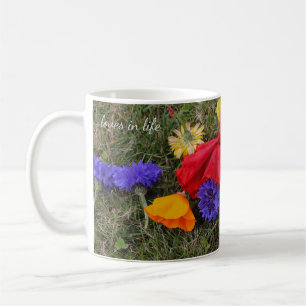 Farbige Blume auf dem Rasen Kaffeetasse