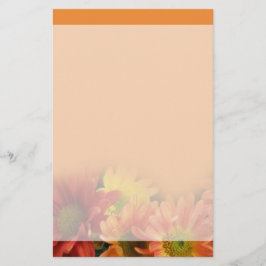 Farbige Blume in Rot, Gelb und Orange. Briefpapier