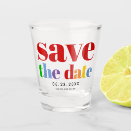 Farbige Buchstaben, Punkte und Streifen, rotes Gay Schnapsglas