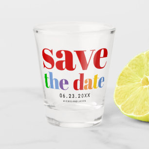 Farbige Buchstaben, Punkte und Streifen, rotes Gay Schnapsglas