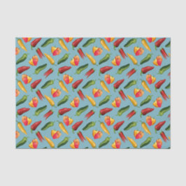 Farbige Chili-Paprikaschoten auf blau Seidenpapier