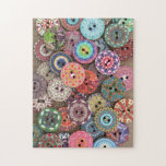 Farbige Collage aus lackiertem Holz Foto Puzzle<br><div class="desc">Dieses hübsche Puzzle mit Puzzleteil ist mit einem Foto einer Collage aus hübschen,  bemalten Holzknöpfen ausgestattet. Viel Spaß beim Aussortieren der verschiedenen Farben und Zusammenstellen dieser extravaganten Tasten.</div>