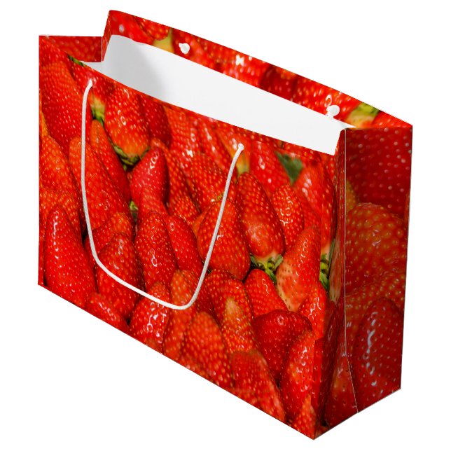 Farbige Erdbeeren auf dem Markt Große Geschenktüte (Vorderseite Schrägansicht)
