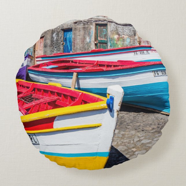 Farbige Fischerboote, Kap Verde Rundes Kissen (Rückseite)