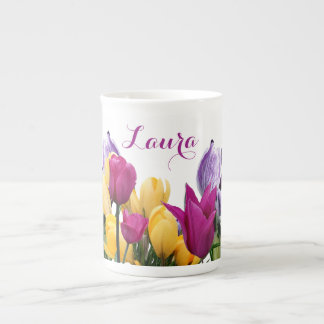 Farbige Frühlingsblüten, die sich an die Laura anp Prozellantasse
