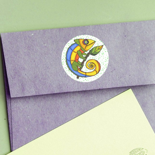 Farbige Fun Lizard Dots Runder Aufkleber (Brightly coloured lizard holding stick with green leaf on white with green polka dots round sticker.)