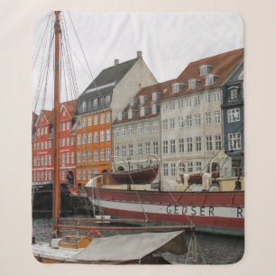FARBIGE GEBÄUDE AM FLUSS SHERPADECKE
