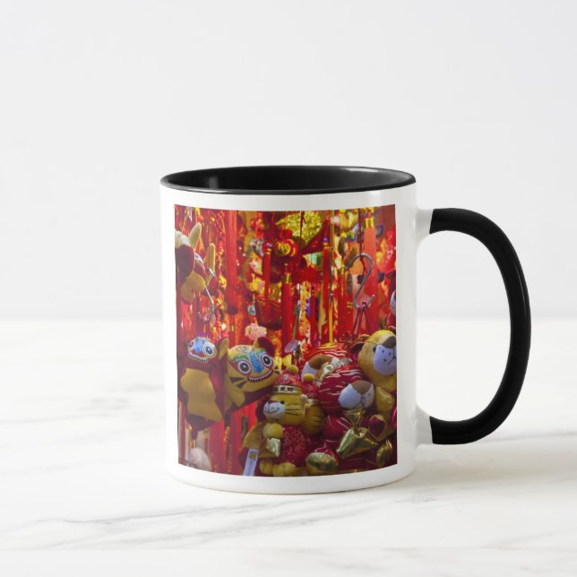 Farbige Gegenstände zum Verkauf in einem Geschäft  Tasse (Rechts)