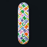 Farbige geometrische Formen Skateboard<br><div class="desc">Ein farbenfrohes und modernes Design mit geometrisch geschnittenen Formen. Dieses spielerische Design wird durch den modernen Retro-Stil der Mitte des Jahrhunderts inspiriert. Die Farbpalette in diesem abstrakten Muster ist blau,  lila,  rosa,  grün,  gelb,  rosa und orange,  die Farbe ist weiß.</div>
