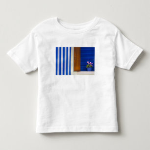 Farbige Gestaltungs Kontraste an einem Wohngebäude Kleinkind T-shirt