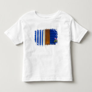 Farbige Gestaltungs Kontraste an einem Wohnsitz Kleinkind T-shirt