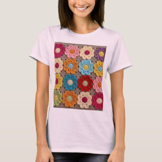 Farbige Häkelblumenmuster – Handgefertigte Granny  T-Shirt