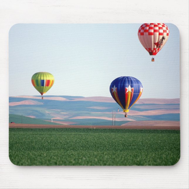 Farbige Heißluftballons schweben über Weizen Mousepad (Vorne)