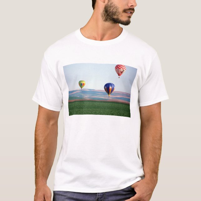 Farbige Heißluftballons schwimmen über Weizen T-Shirt (Vorderseite)