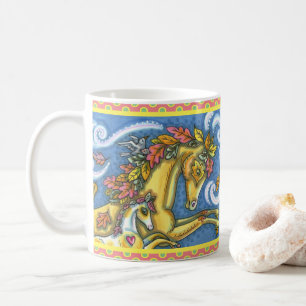 FARBIGE HERBSTBLÄTTER AUF WHIMSICAL PFERD & FÜLLEN KAFFEETASSE