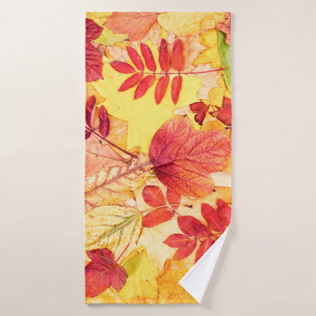 Farbige Herbstblätter. Baumgefallenes Laubmuster.  Badehandtuch (Badehandtuch)