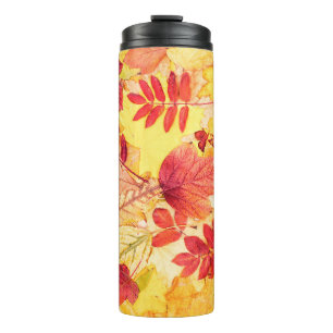 Farbige Herbstblätter. Baumgefallenes Laubmuster.  Thermosbecher
