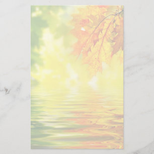 Farbige Herbstblätter, die im Wasser reflektieren Briefpapier