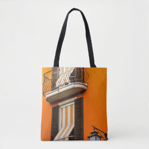 FARBIGE ITALIENISCHE FASSADE UND FENSTER