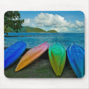 Farbige Kanus am Strand in Pago Pago Mousepad