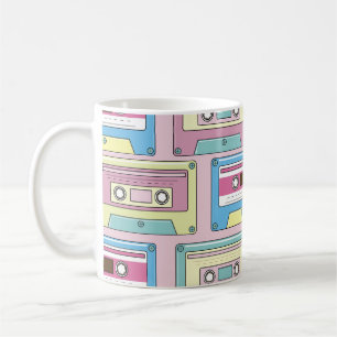 Farbige Kassetten, rosa Hintergrundmuster. Kaffeetasse