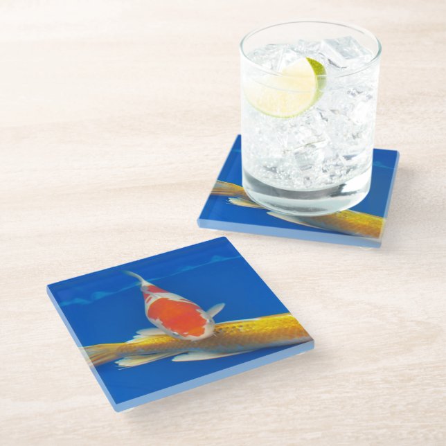 Farbige Koi im blauen Pool Glasuntersetzer (Schrägansicht)