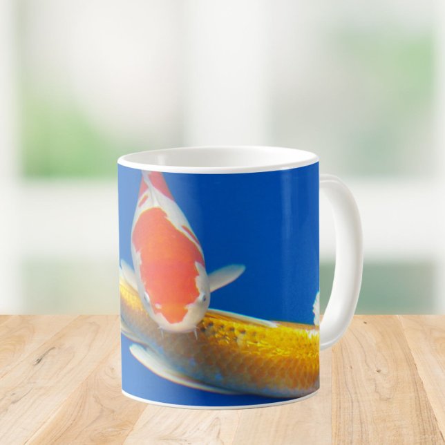 Farbige Koi im blauen Pool Kaffeetasse (In Situ)