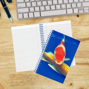 Farbige Koi im blauen Pool Notizbuch