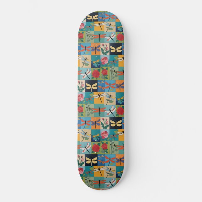 Farbige Libellen und Rosen Patchwork Skateboard (Vorderseite)