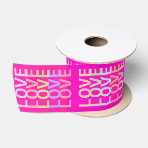 Farbige "LIEBE"-Typografie auf Hot Pink und Red Satinband