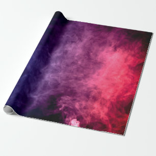 Farbige lila und blaue Rauchwolken auf dunklem Hin Geschenkpapier