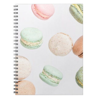 Farbige Macarons: Süßer fallender Muster. Notizblock