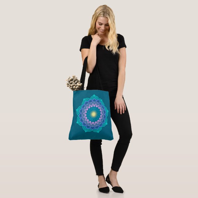Farbige Mandala auf blauem Hintergrund (Am Model)