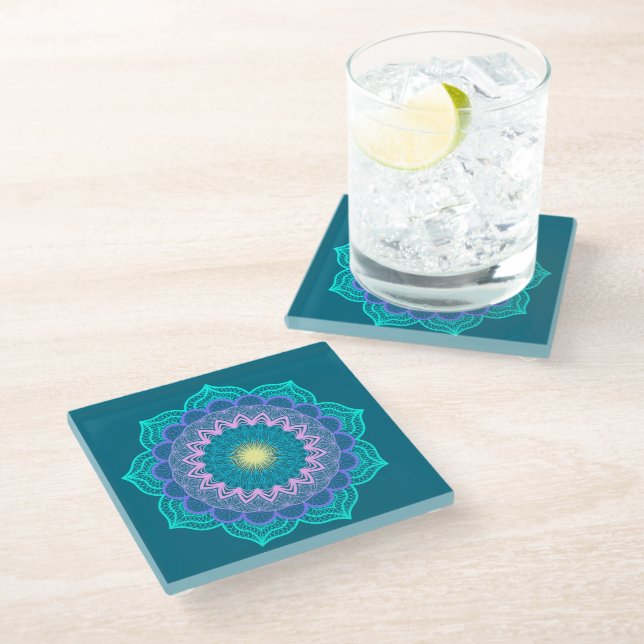 Farbige Mandala auf blauem Hintergrund Glasuntersetzer (Schrägansicht)