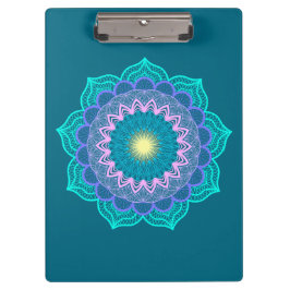 Farbige Mandala auf blauem Hintergrund Klemmbrett