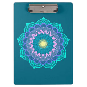 Farbige Mandala auf blauem Hintergrund Klemmbrett
