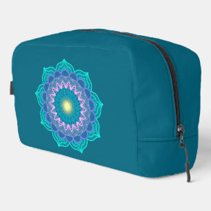 Farbige Mandala auf blauem Hintergrund Waschbeutel