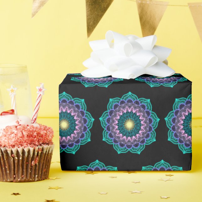 Farbige Mandala auf schwarzem Hintergrund Geschenkpapier (Geburtstagsparty)