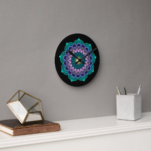 Farbige Mandala auf schwarzem Hintergrund Runde Wanduhr
